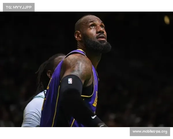 湖人核心球员因伤离场 预计将缺席数周时间球队面临严峻考验